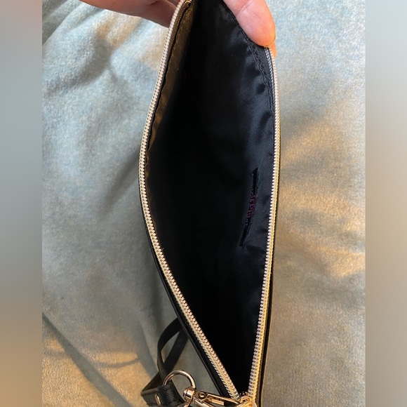 Trina Turk Accessories Bag gold zipper closure and badge - Picture 2 of 6